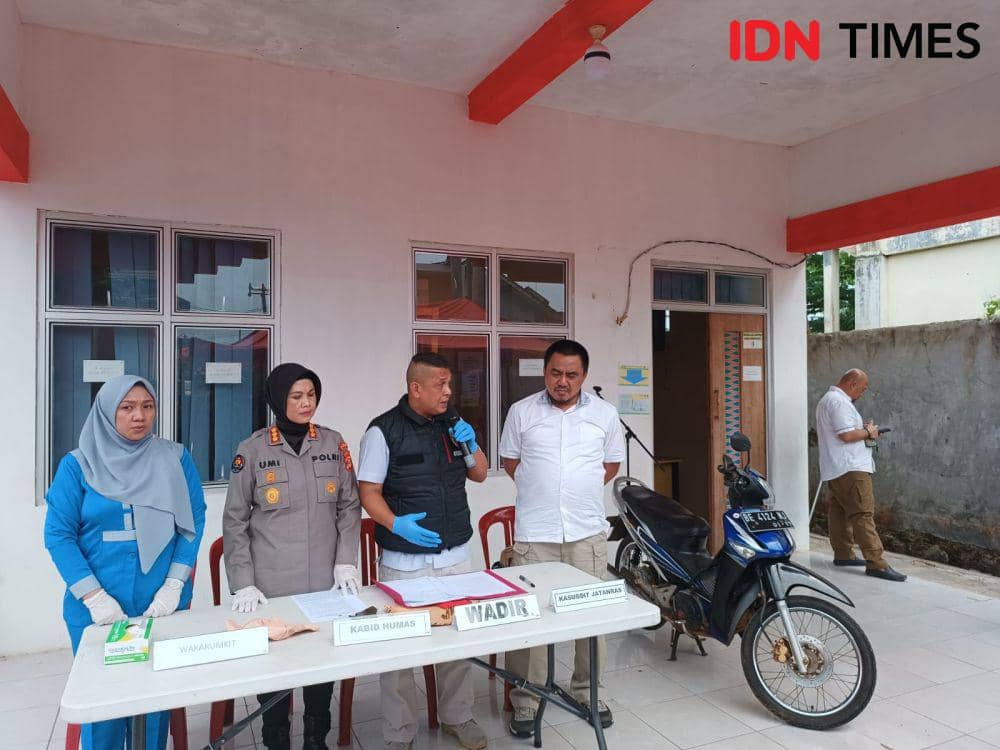 Konferensi pers tersangka pencurian sepeda motor ditembak usai terlibat baku tembak dengan petugas kepolisian, Rabu (2/8/2023). (IDN Times/Tama Yudha Wiguna).