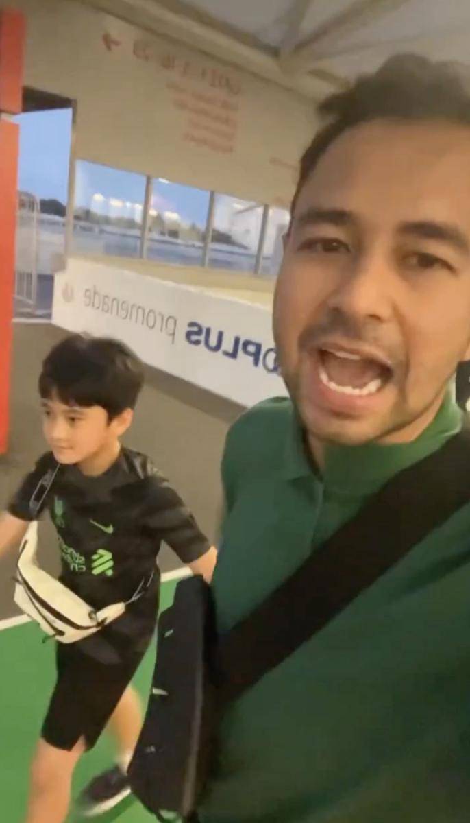 momen Raffi temani Rafathar nonton Liverpool di Singapura (instagram.com/raffinagita1717)