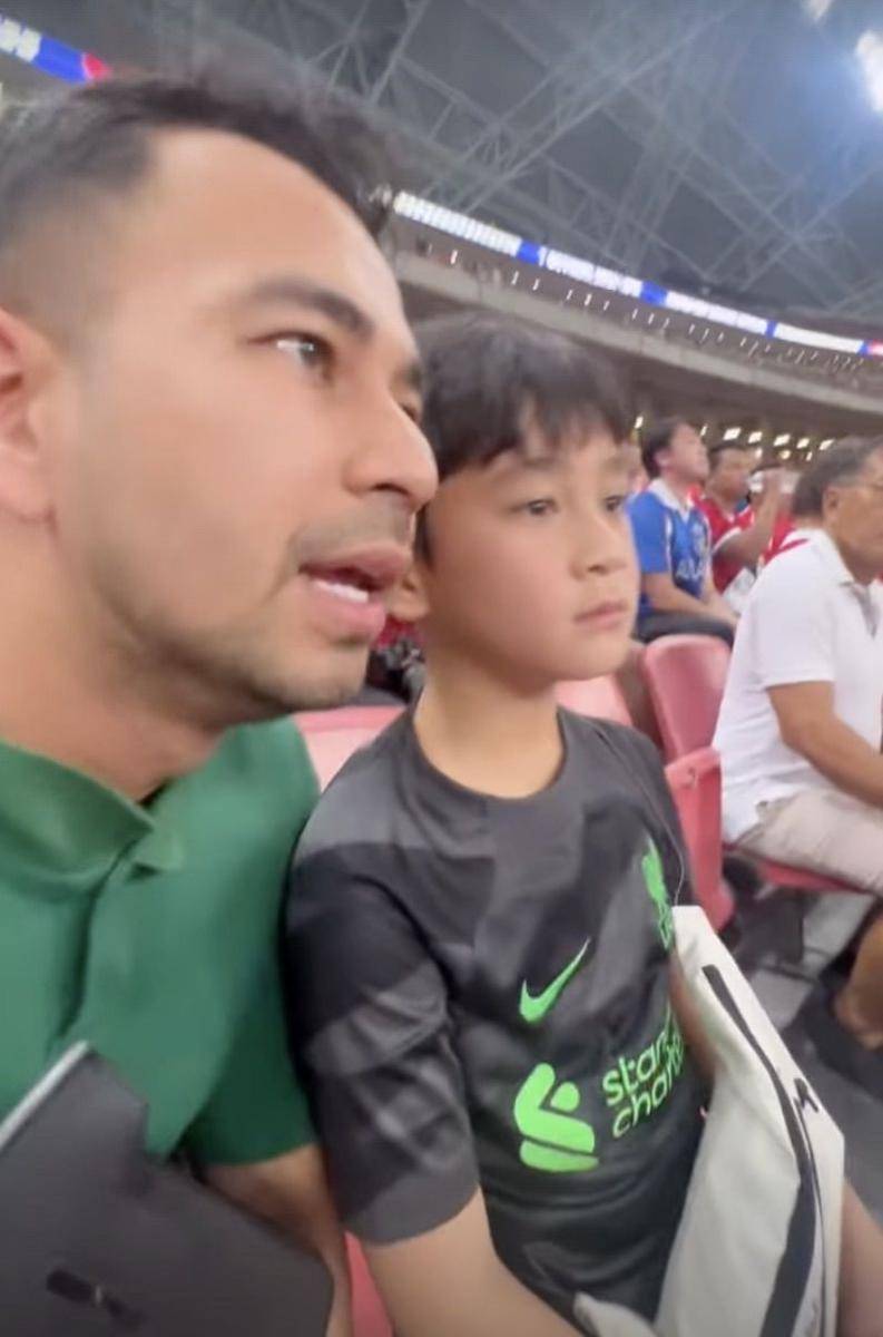 momen Raffi temani Rafathar nonton Liverpool di Singapura (instagram.com/raffinagita1717)