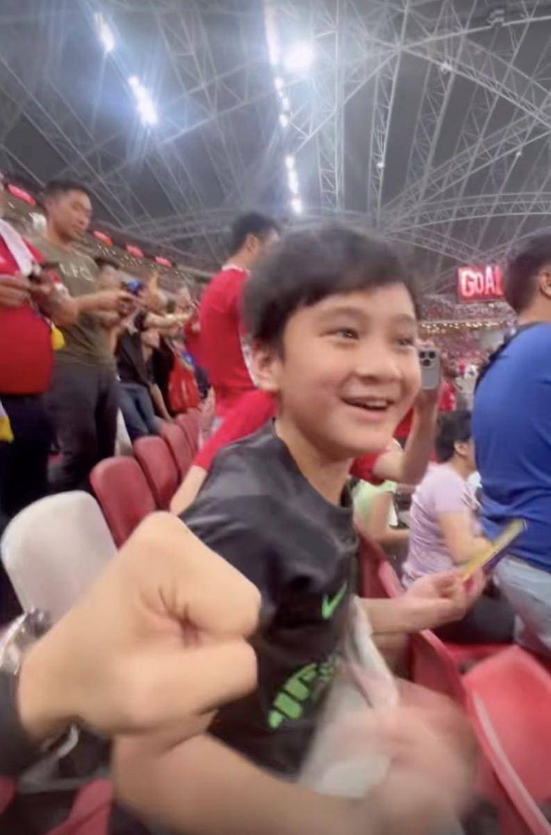 momen Raffi temani Rafathar nonton Liverpool di Singapura (instagram.com/raffinagita1717)
