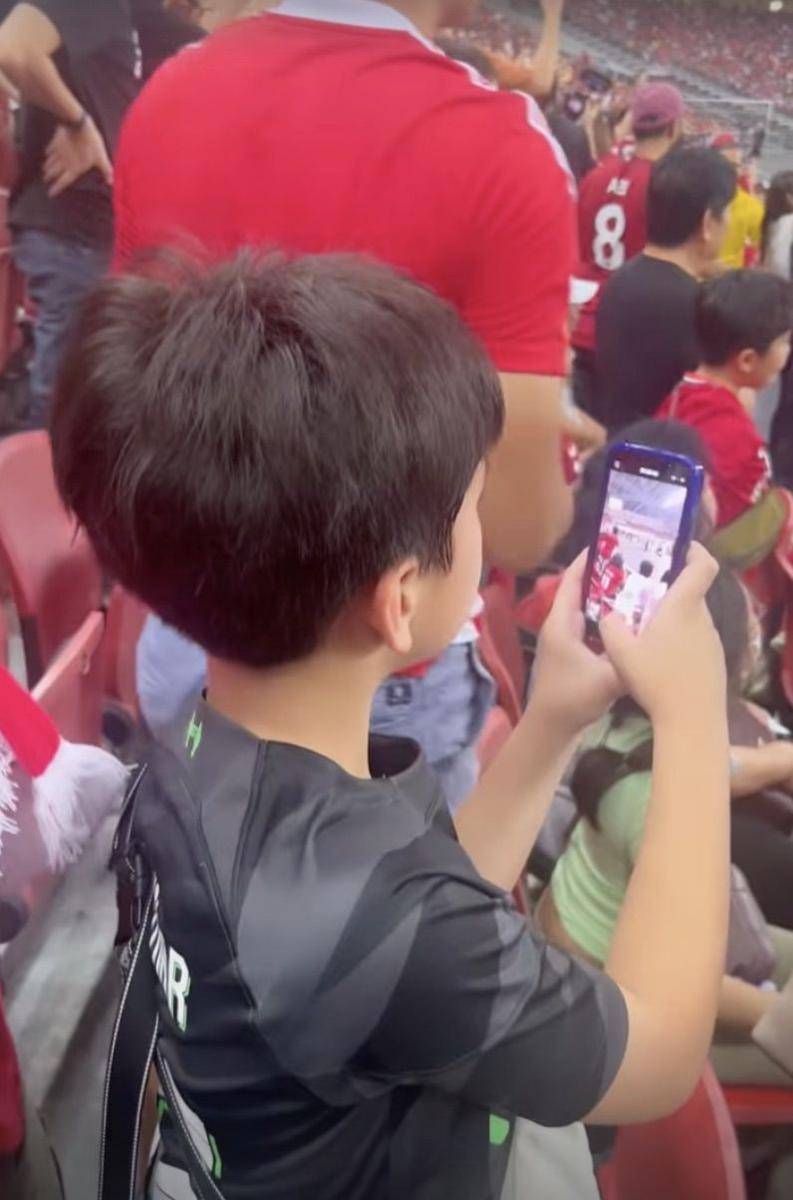 momen Raffi temani Rafathar nonton Liverpool di Singapura (instagram.com/raffinagita1717)