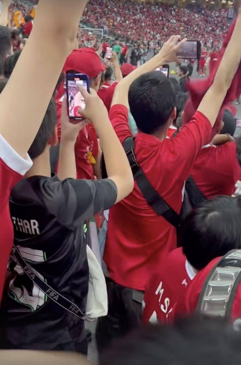 momen Raffi temani Rafathar nonton Liverpool di Singapura (instagram.com/raffinagita1717)