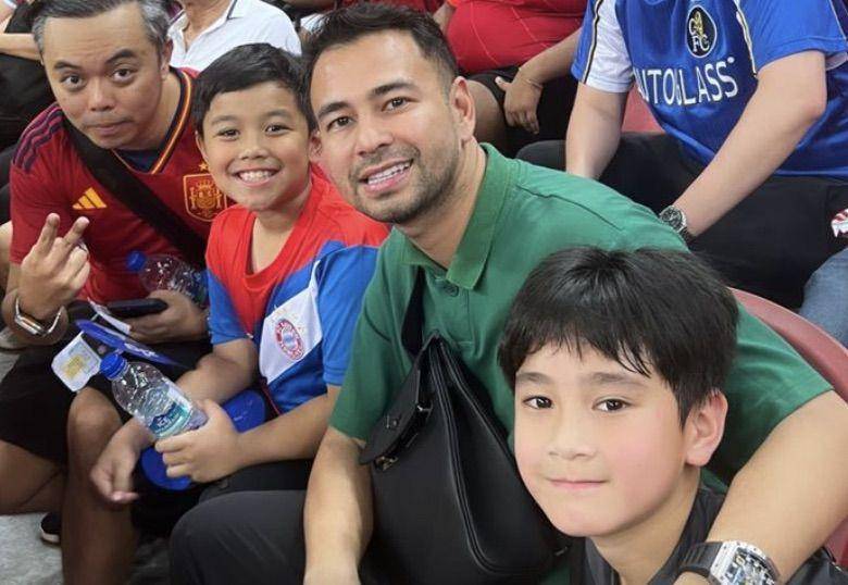 momen Raffi temani Rafathar nonton Liverpool di Singapura (instagram.com/raffinagita1717)