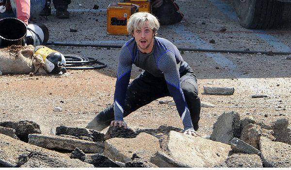 Quicksilver yang hanya pakai baju olahraga dan sepatu running (dok. Marvel Studios/Avengers: Age of Ultron)
