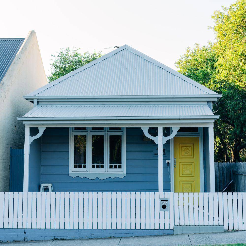 Inspirasi cat eksterior kombinasi biru dan kuning (unsplash.com/Nicolas Gonzalez)