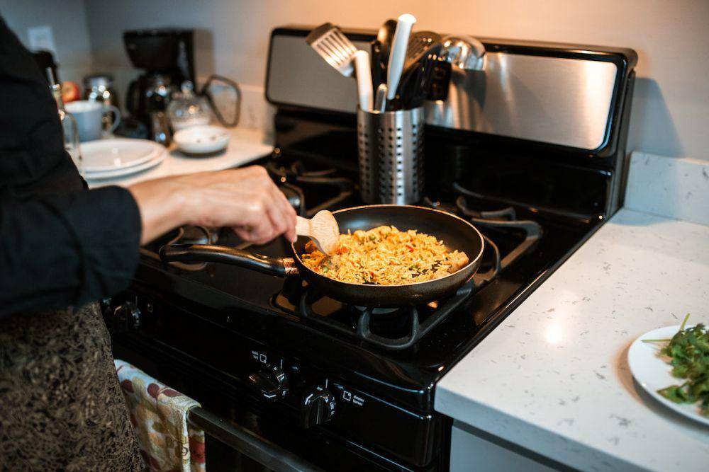 ilustrasi masak nasi goreng (unsplash.com/RDNE Stock project)