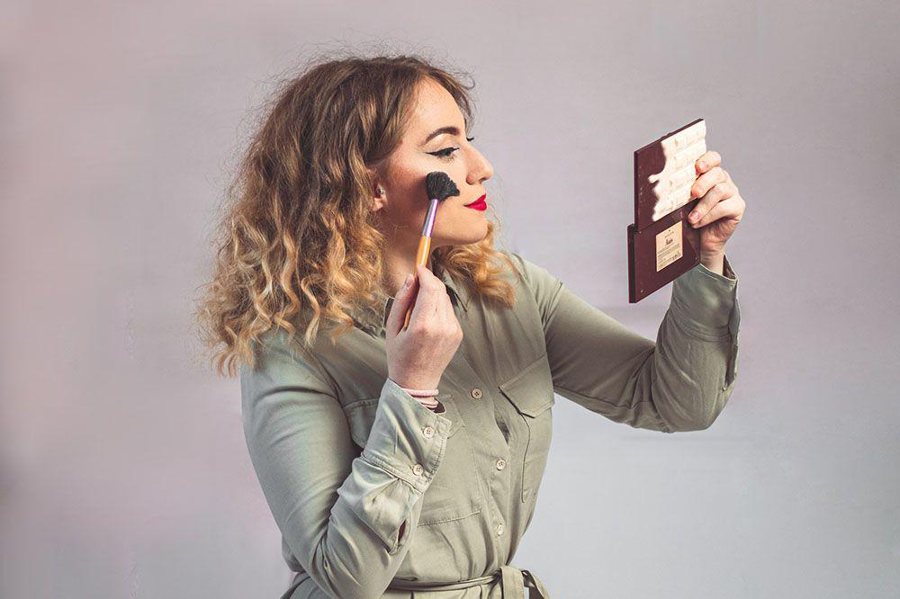 5 Cara Menghilangkan Noda Makeup di Baju, Praktis!