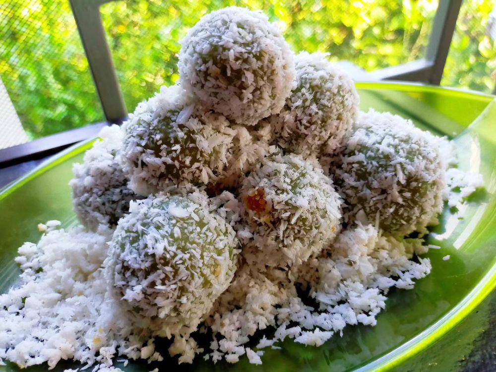 klepon (instagram.com/kokosanto_kitchen)