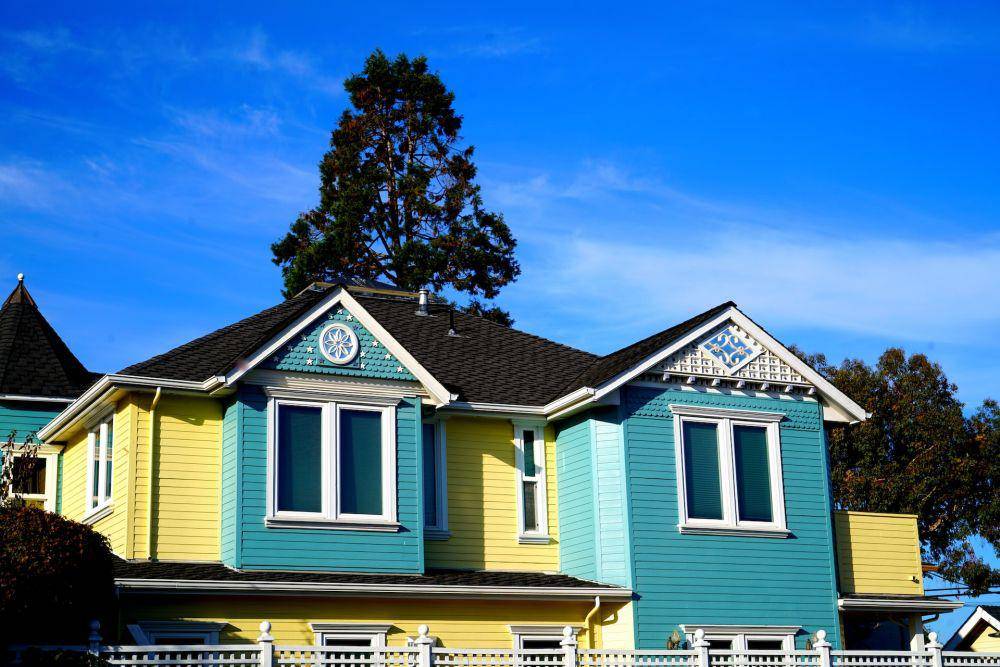 Inspirasi cat eksterior kombinasi biru dan kuning (unsplash.com/Tim Photoguy)