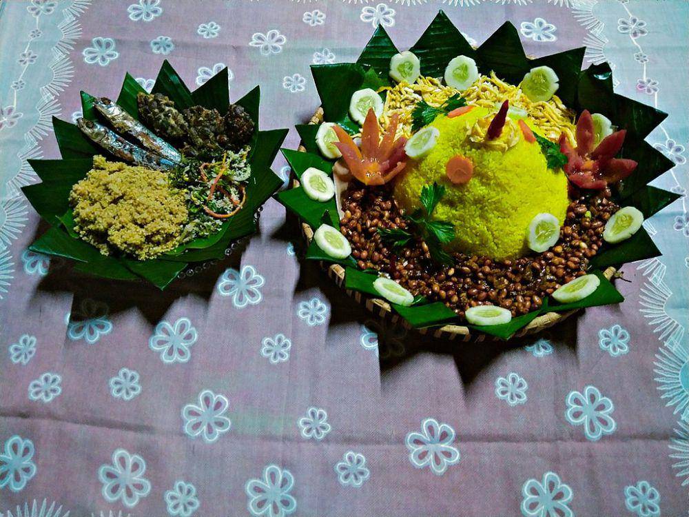 ilustrasi tumpeng nasi kuning (commons.wikimedia.org/Rahayunita)
