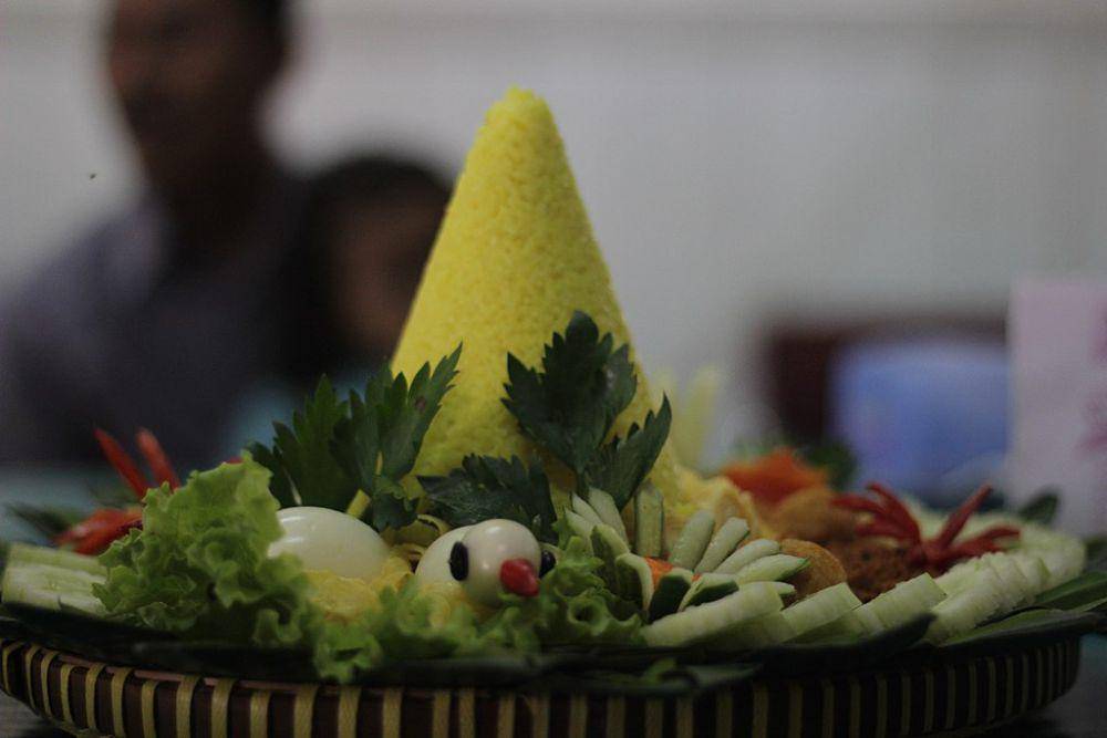 ilustrasi tumpeng nasi kuning (commons.wikimedia.org/Robih Ardiatama)