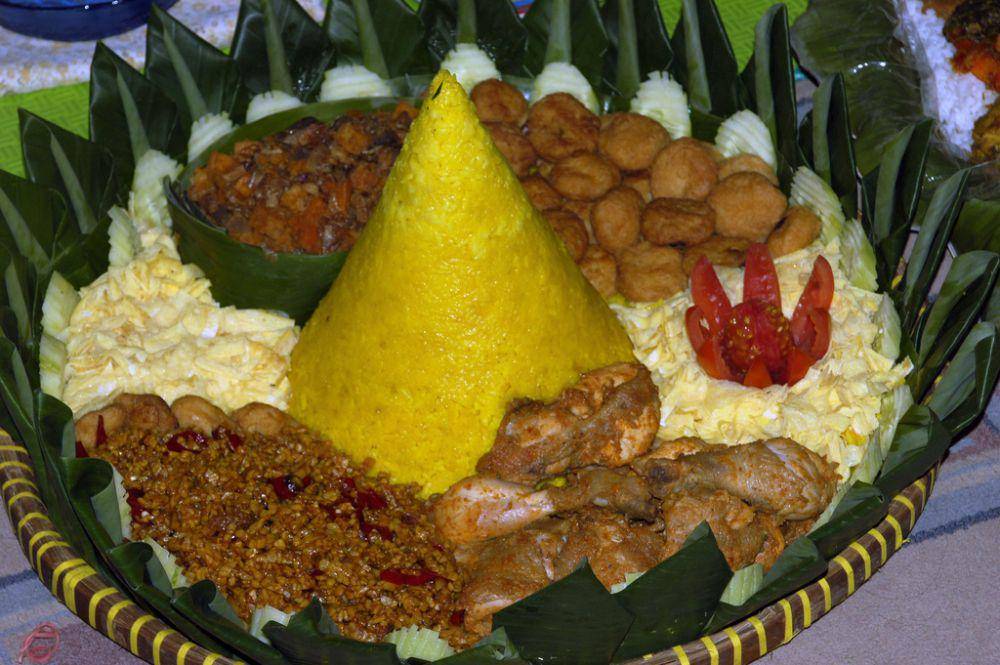 ilustrasi tumpeng nasi kuning (commons.wikimedia.org/brother-harahap)