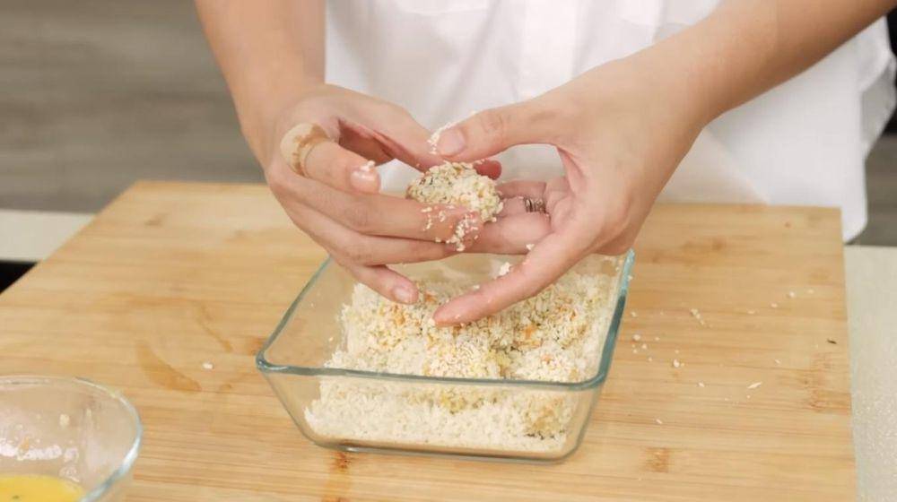 Proses pembuatan nugget. (dok. YouTube.com/Devina Hermawan)