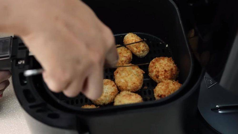 Proses membalikkan nugget. (dok. YouTube.com/Devina Hermawan)