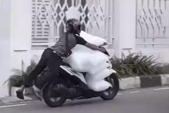 8 Potret Aksi Kurir Bawa Paket Kebanyakan, Bikin Ngelus Dada