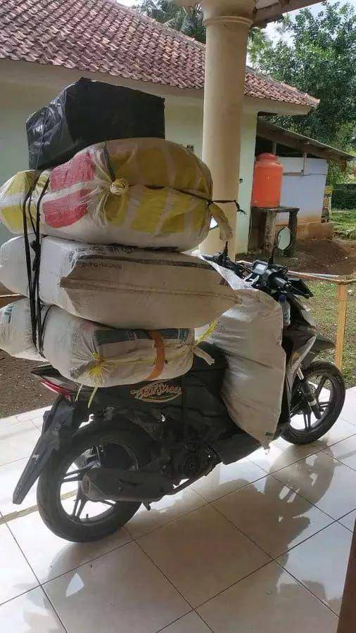 aksi kurir bawa paket yang membludak (twitter.com/txtdrikurir)