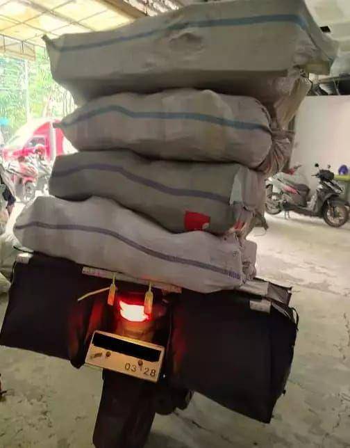 aksi kurir bawa paket yang membludak (twitter.com/txtdrikurir)