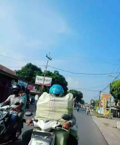 aksi kurir bawa paket yang membludak (twitter.com/fbreceh)