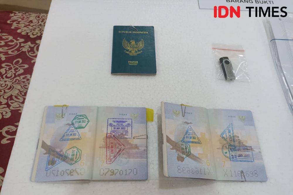 Barang bukti kasus penyelundupan manusia yang masuki proses peradilan Rabu (2/8/2023) di Kantor Direktorat Jenderal Imigrasi, Jakarta. (IDN Times/Lia Hutasoit)