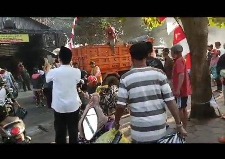 Sebuah video menampilkan peristiwa saling lempar plastik sampah antara warga dan petugas pengangkut sampah di Kotagede Yohgyakarta viral di media sosial (Tangkapan layar Twitter/titiknol_jogja)