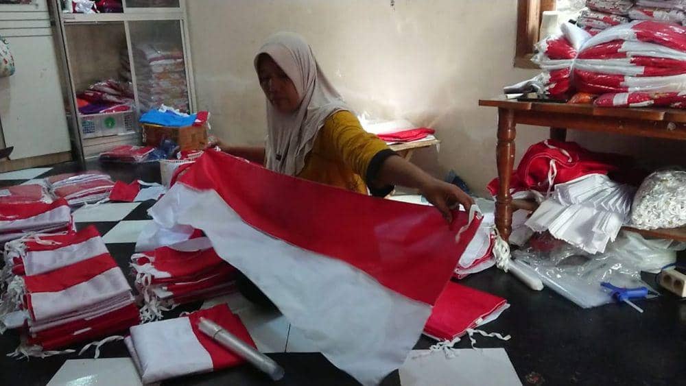 Perajin Bendera dan umbul umbul di Tulungagung saat menyelesaikan pesanan. IDN Times/ Bramanta Pamungkas