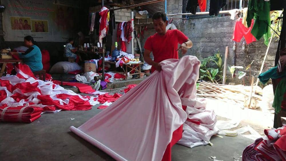 Perajin Bendera dan umbul umbul di Tulungagung saat menyelesaikan pesanan. IDN Times/ Bramanta Pamungkas