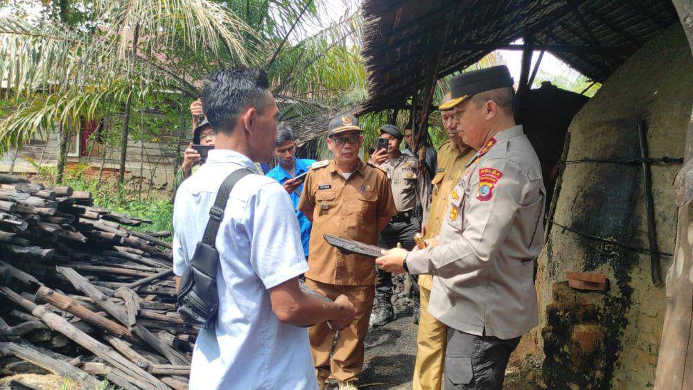 Kapolda Sumut Irjen Agung Setya Imam Effendi memimpin penggerebekan dapur arang bakau yang berada di Desa Pangkalanbatu, Kecamatan Brandan Barat, Kabupaten Langkat, Jumat (28/7/2023). (Dok: Polda Sumut)