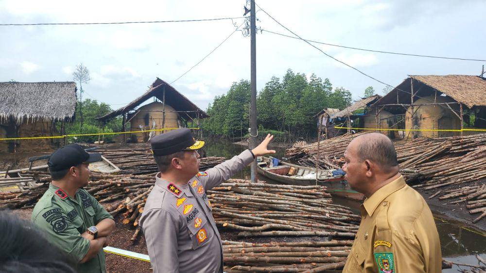 Kapolda Sumut Irjen Agung Setya Imam Effendi memimpin penggerebekan dapur arang bakau yang berada di Desa Pangkalanbatu, Kecamatan Brandan Barat, Kabupaten Langkat, Jumat (28/7/2023). (Dok: Polda Sumut)