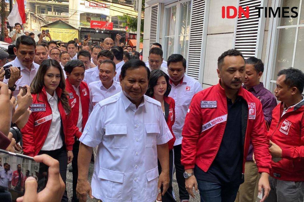 Ketua Umum Partai Gerindra, Prabowo Subianto menyambangi kantor DPP Partai Solidaritas Indonesia (PSI) di Tanah Abang, Jakarta Pusat pada Rabu (2/8/2023). (IDN Times/Irfan Fathurohman)