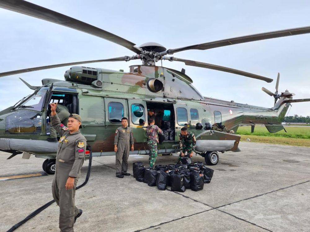 Distribusi bantuan bagi warga di Distrik Agandugume dan Distrik Lambewi, Papua untuk atasi bencana kekeringan. (Dokumentasi Puspen TNI)