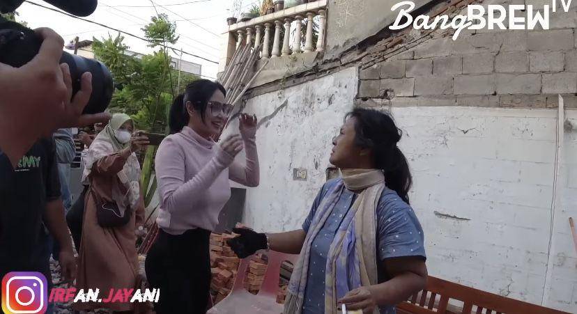 potret Dewi Perssik sambangi Mbak Putri (Instagram.com/Bang Brew TV)
