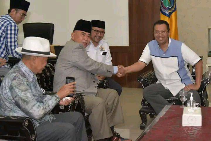 Gubernur NTB Zulkieflimansyah berjabat tangan dengan Pimpinan Ponpes Al Zaytun Panji Gumilang pada Mei 2022 lalu. (facebook.com/Bang Zul Zulkieflimansyah)