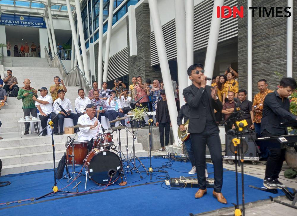 Menteri Basuki Gebuk Drum di FT UGM, Bawakan Lagu Dewa 19