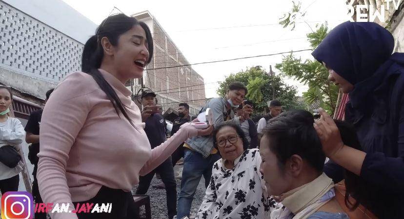 potret Dewi Perssik sambangi Mbak Putri (Instagram.com/Bang Brew TV)