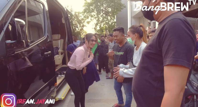 potret Dewi Perssik sambangi Mbak Putri (Instagram.com/Bang Brew TV)