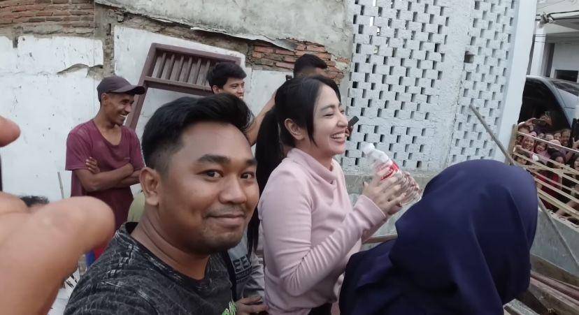potret Dewi Perssik sambangi Mbak Putri (Instagram.com/Bang Brew TV)