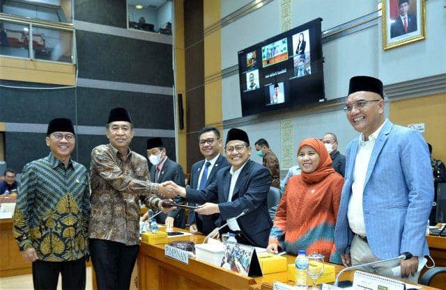 Wakil Ketua DPR RI Koordinator Bidang Kesejahteraan Rakyat (Korkesra) Abdul Muhaimin Iskandar melantik Anggota Fraksi Partai Amanat Nasional (F-PAN) DPR RI Ashabul Kahfi sebagai Ketua Komisi VIII DPR RI di Gedung Nusantara II, Senayan, Jakarta, Kamis (18/8/2022). (Dok. Sekretariat Jenderal DPR RI)
