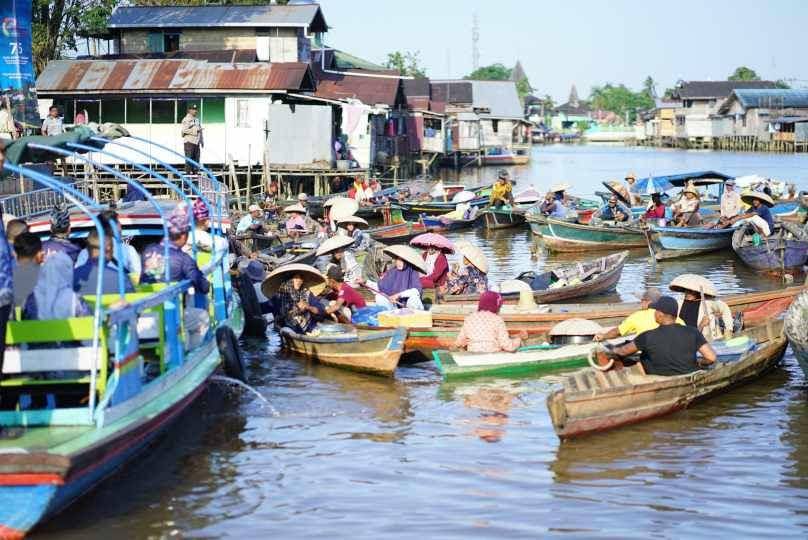 Pasar Terapung menjadi perhatian Menteri Pariwisata dan Ekonomi Kreatif saat berkunjung di Desa Kuin Utara Banjarmasin.