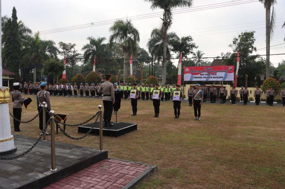 Kapolresta Magelang Kombes Pol Ruruh Wicaksono saat memimpin upacara PTDH tiga brigadir di markasnya. (IDN Times/Dok Humas Polda Jateng)