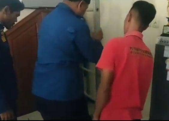 Petugas Damkar Gresik menyelamatkan pria yang terjebak di dalam tandon air. Dok Istimewa