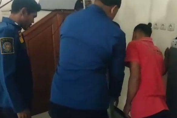 Damkar Gresik Selamatkan Pria yang Terjebak di Dalam Tandon Air