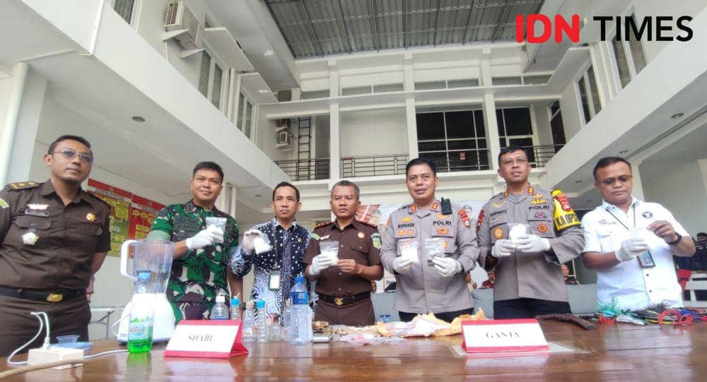 Foto saat proses pemusnahan BB di Kantor Kejari Bima (IDN Times/Juliadin Sutarman)