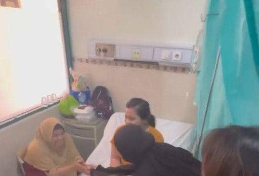 Vokalis band Kotak, Tantri saat mendatangi satu persatu pasien RSUD Bangil untuk meminta maaf. (Instagram/@kotakband_)