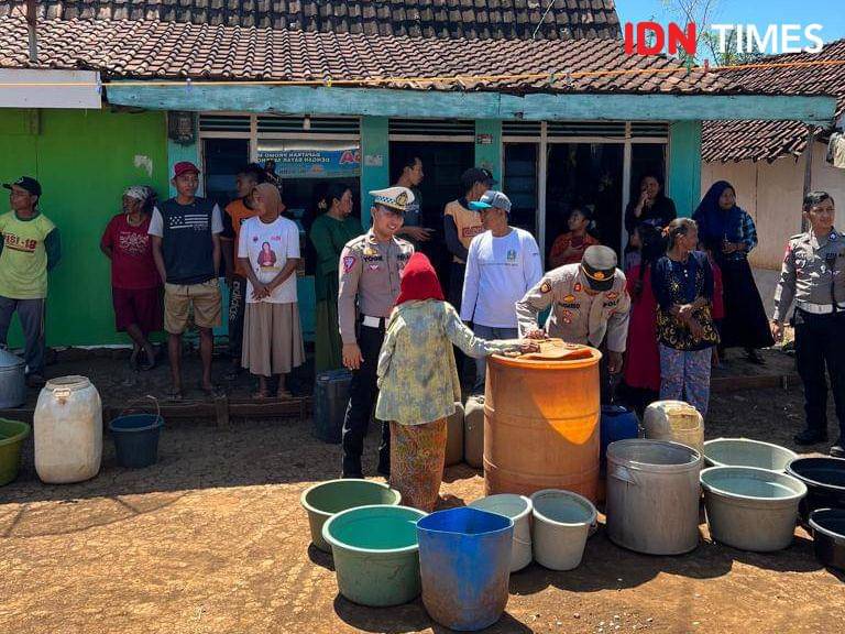 Warga Wongsorejo Banyuwangi menerima bantuan air bersih. (FOTO: IDN Times/ Agung Sedana)
