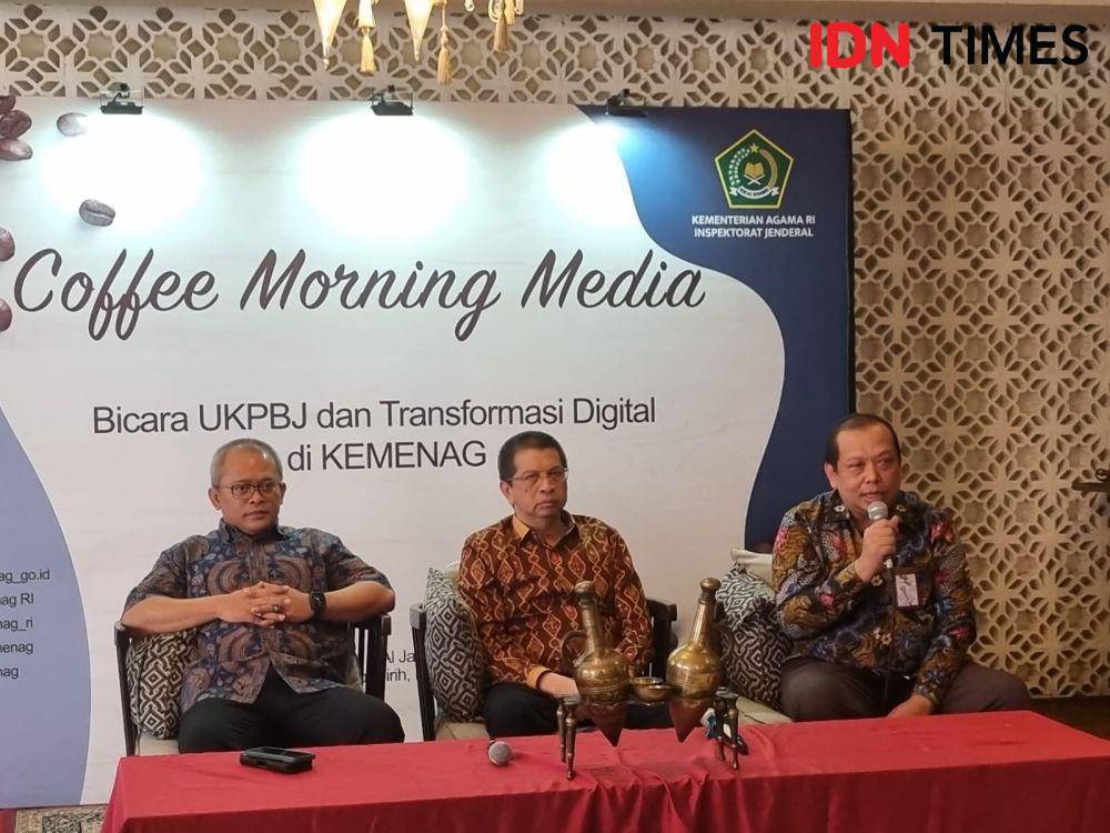 Diskusi Itjen Kemenag dengan media terkait dengan UKPBJ dan transformasi digital (IDN Times/Ilman Nafi'an)