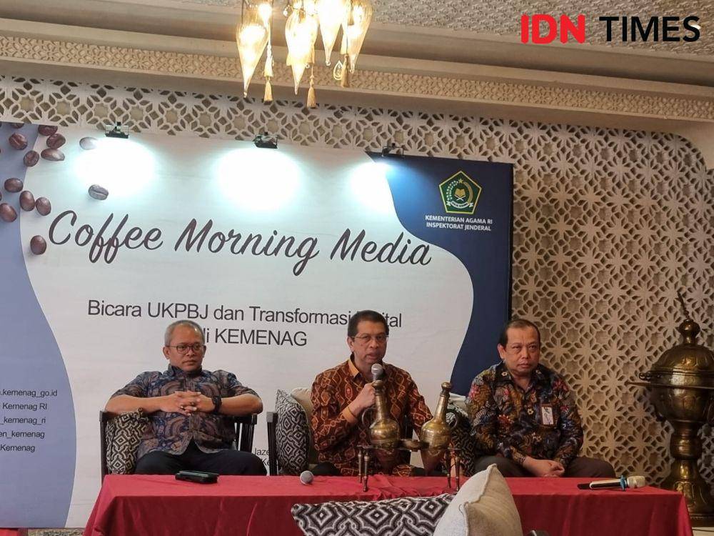 Diskusi Itjen Kemenag dengan media terkait dengan UKPBJ dan transformasi digital (IDN Times/Ilman Nafi'an)
