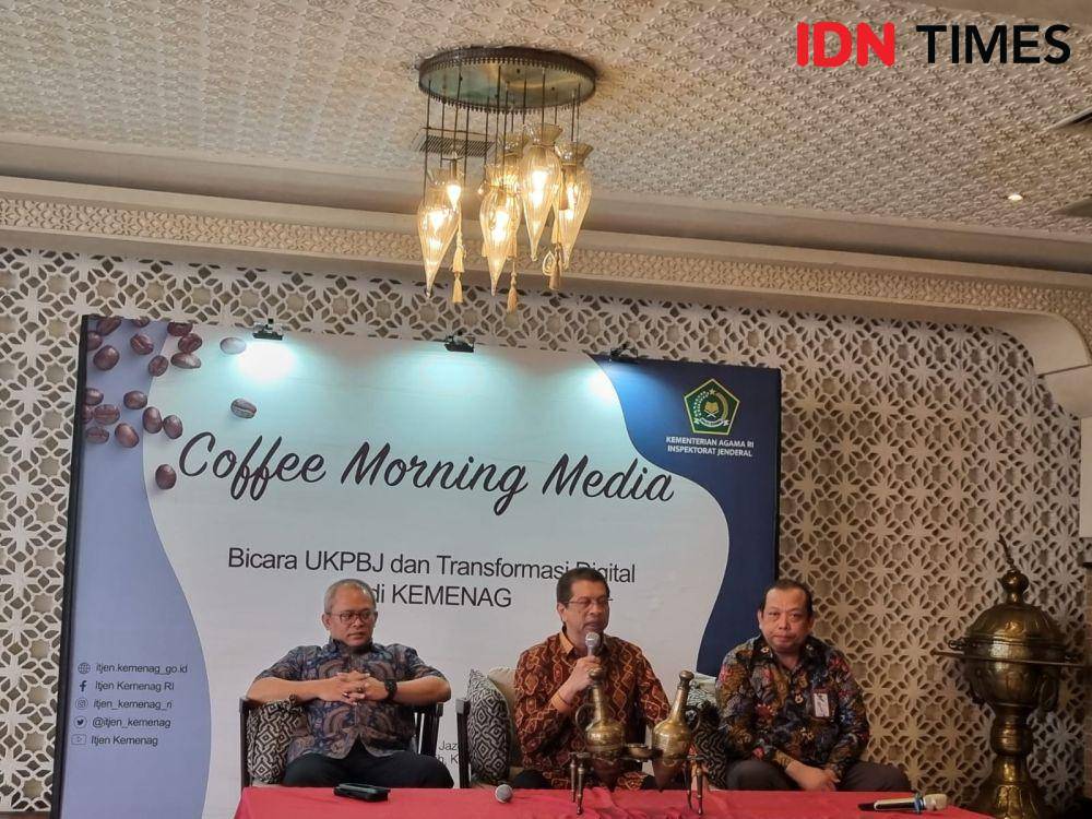 Diskusi Itjen Kemenag dengan media terkait dengan UKPBJ dan transformasi digital (IDN Times/Ilman Nafi'an)