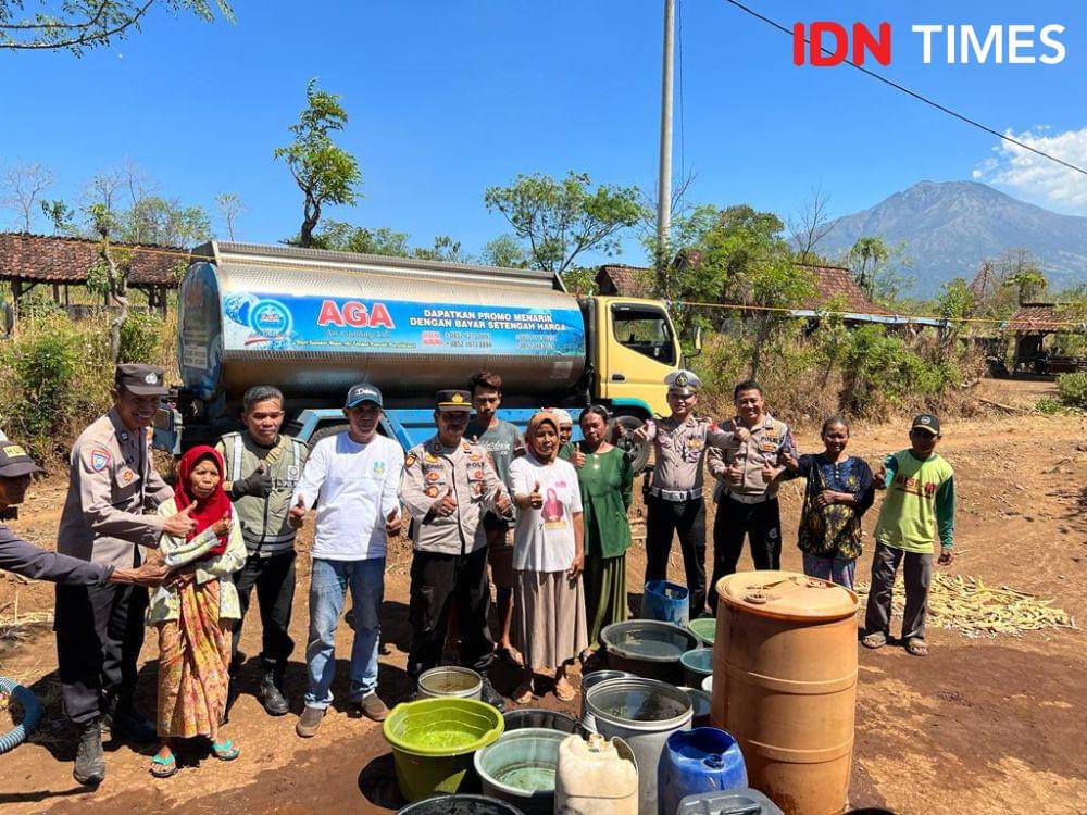 Bantuan air bersih untuk warga Wongsorejo Banyuwangi. (FOTO: IDN Times/ Agung Sedana)