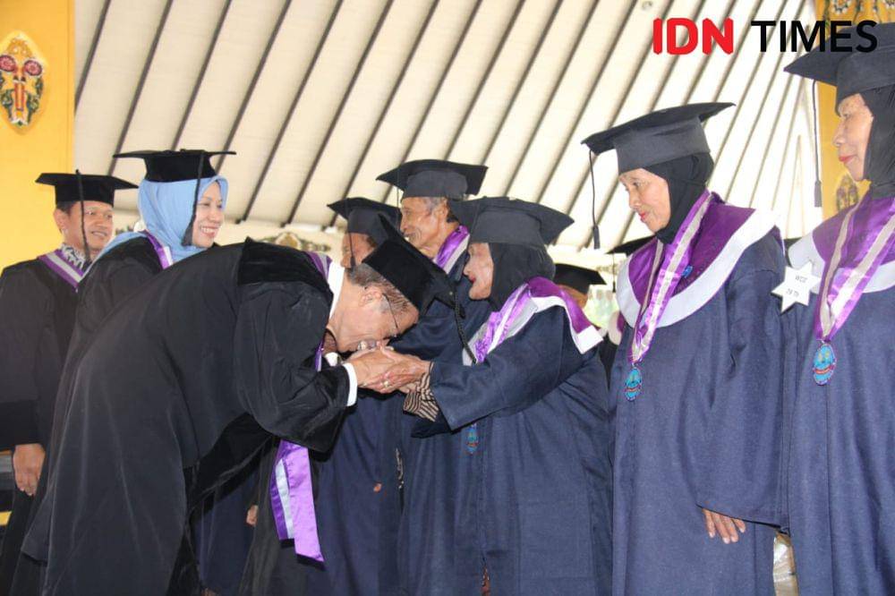 Suyatmi diwisuda/ IDN Times Istimewa