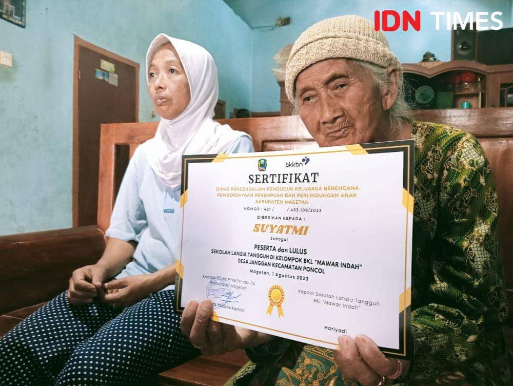 Suyatmi saat menunjukkan sertifikat dari program Selantang. IDN Times/Riyanto